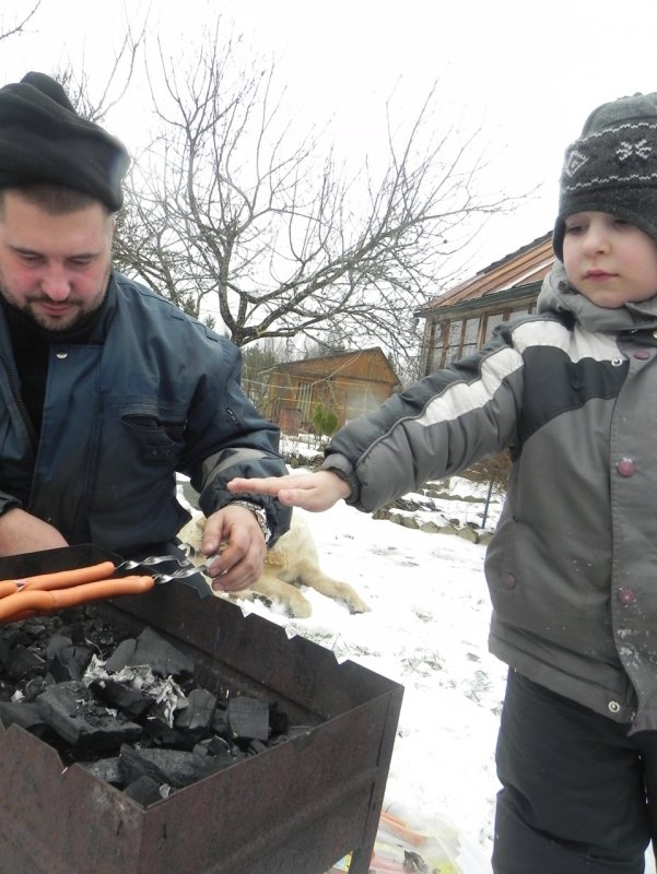 Шашлык на даче зимой с бабулей