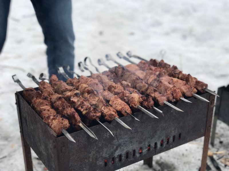 Шашлык на улице зимой