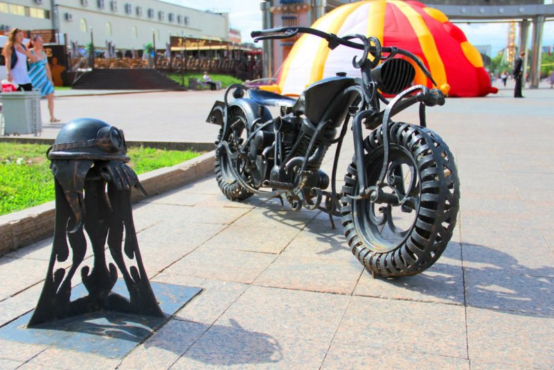 Тюмень памятник байк
