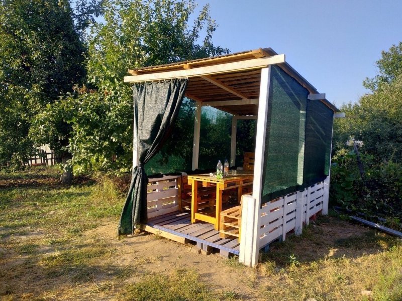 Беседка для дачи из паллетов