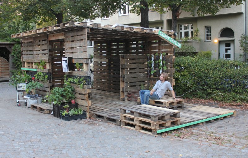 Беседка из поддонов для дачи
