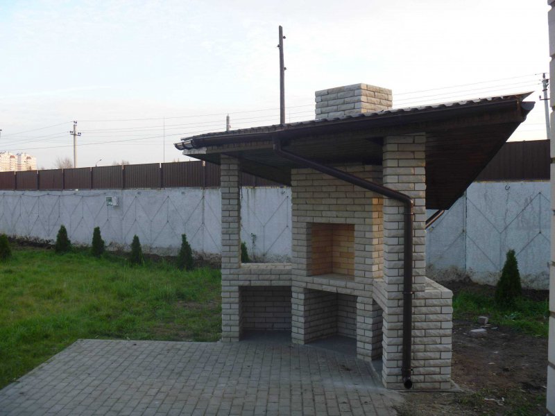 Кирпичный мангал с крышей