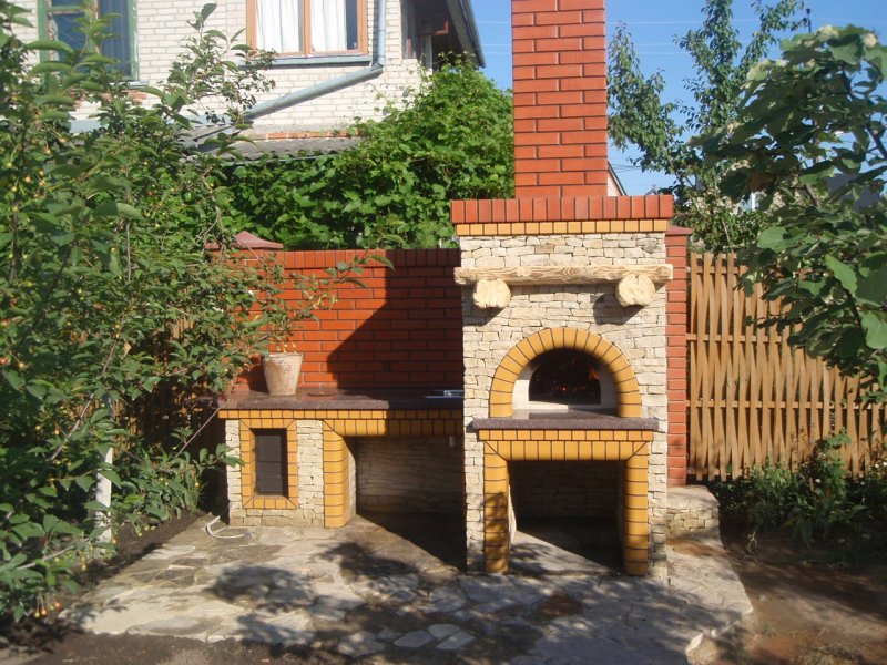Барбекю кирпичный комплекс на участке