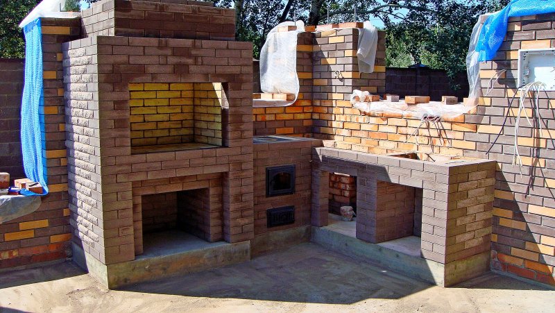 Угловой комплекс барбекю из кирпича