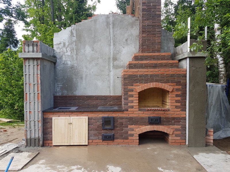 Барбекю из гранита и кирпича