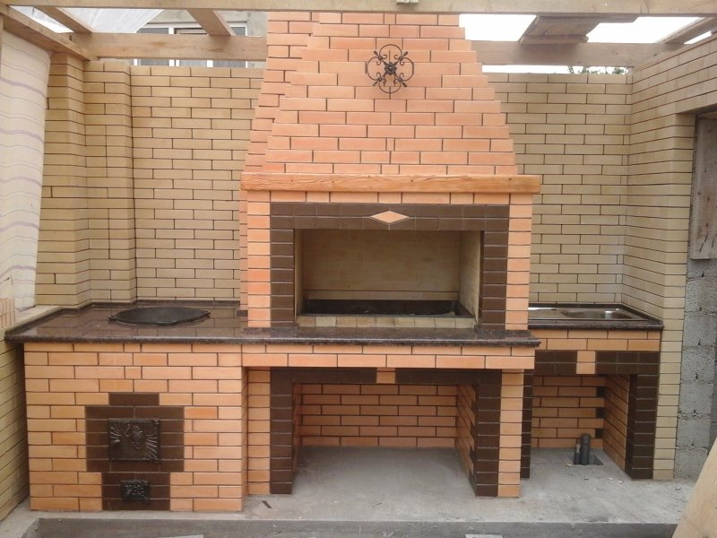 Кирпичный мангал с казаном