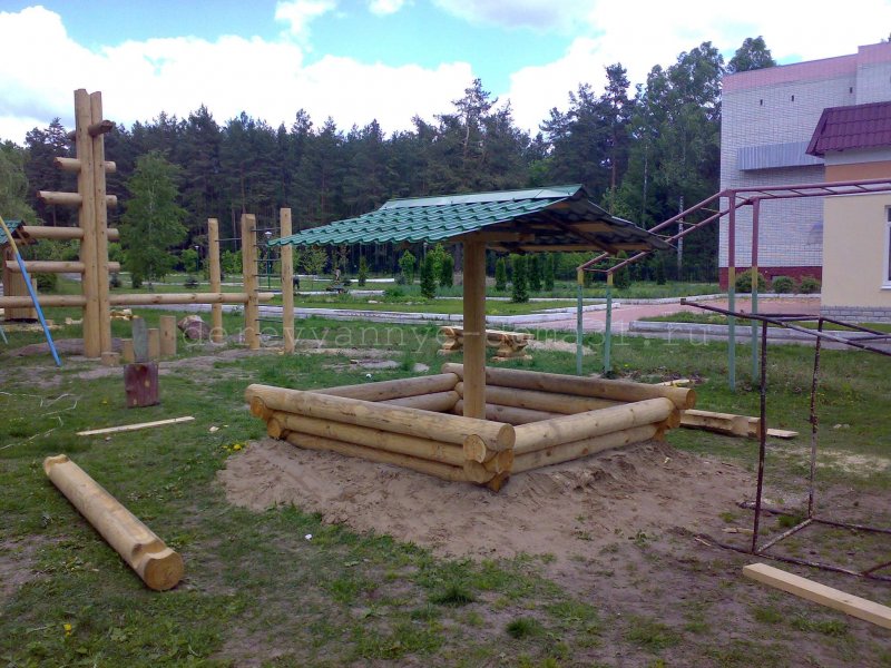 Песочница из оцилиндрованного бревна