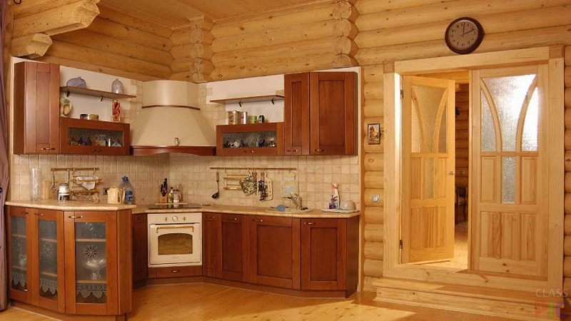 Кухня в доме из оцилиндрованного бревна