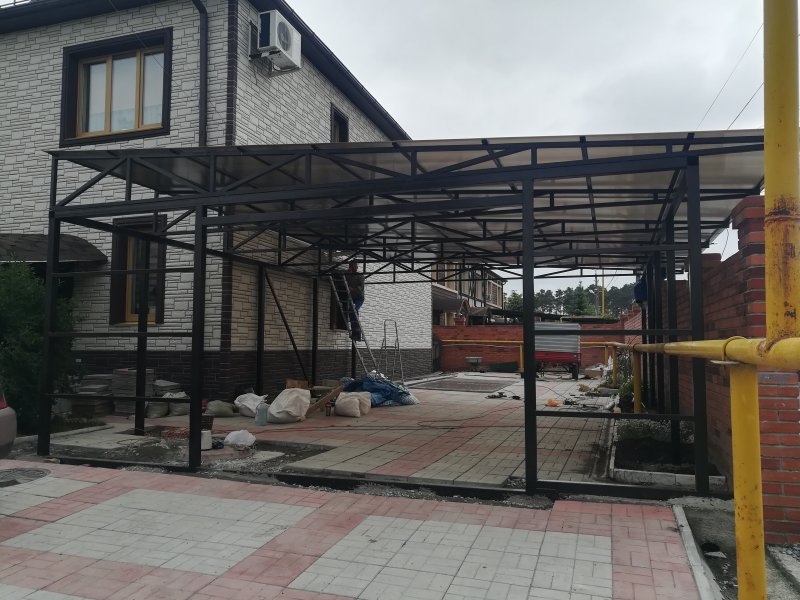 Угловой навес к дому из профнастила