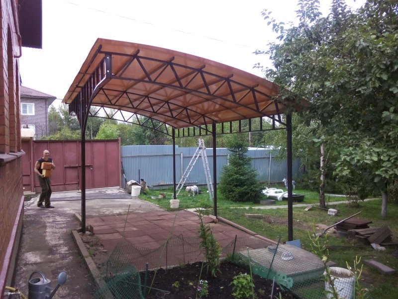 Освещение под навесом из поликарбоната