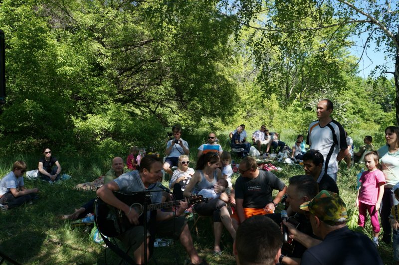Компания на берегу реки