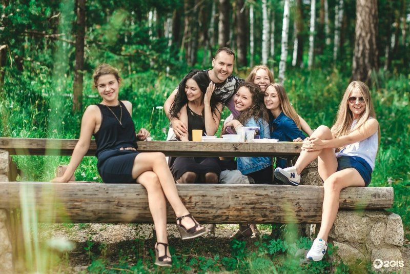 Фотосессия большой компании на природе