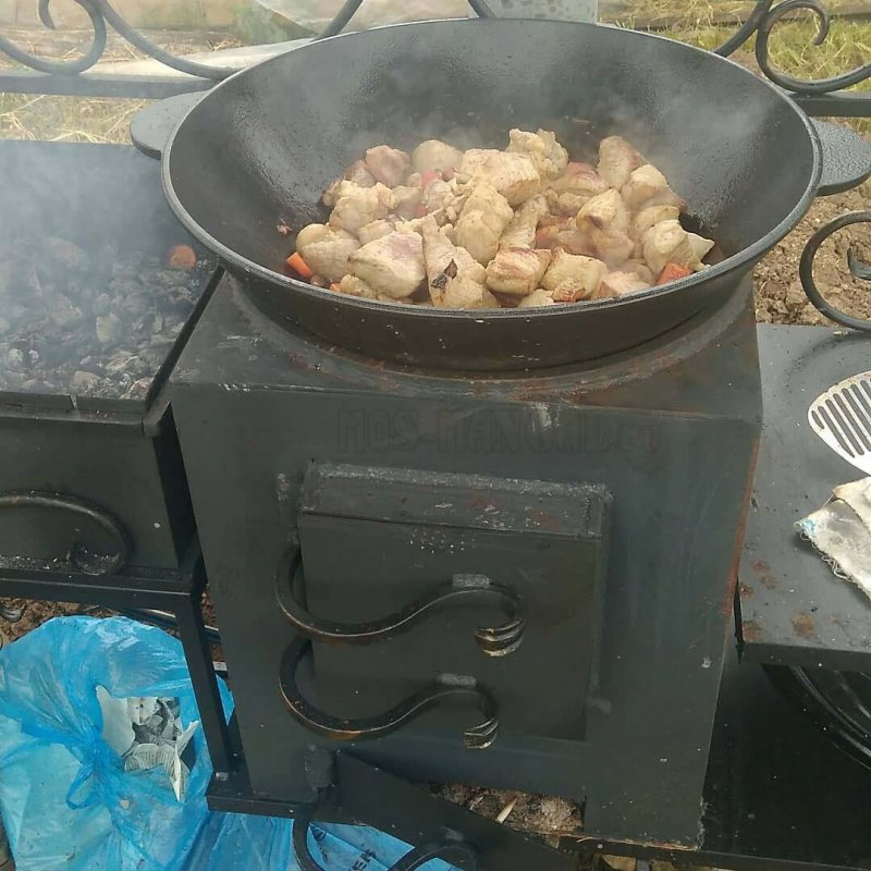 Печь для казана с дверкой, без дымохода, на съёмных ножках.