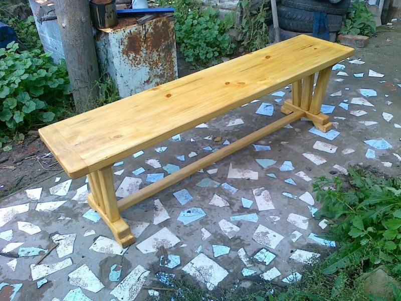 Простые деревянные скамейки