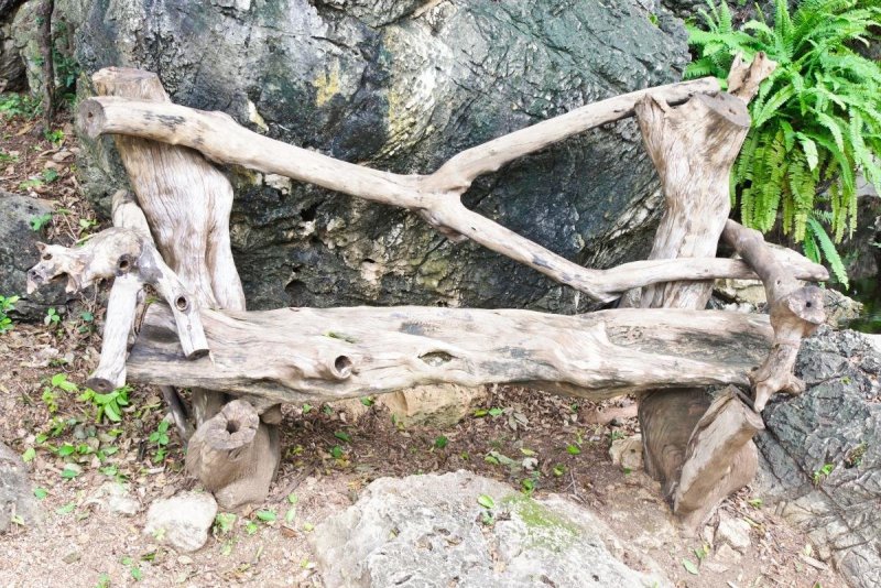 Скамьи из коряг и веток