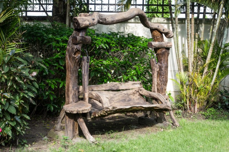 Скамейки из коряг