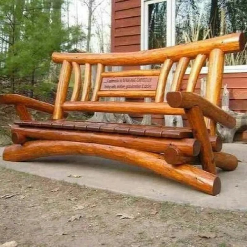 Деревянные лавки из бревен