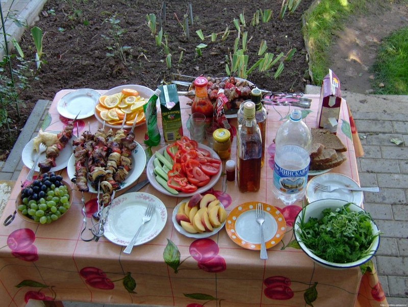 Сервировка стола с шашлыком