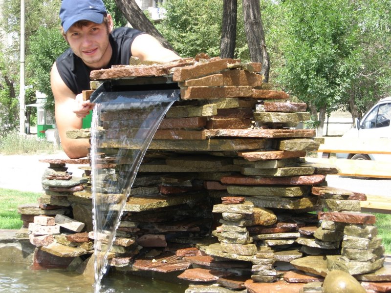 Водопад из плоских камней