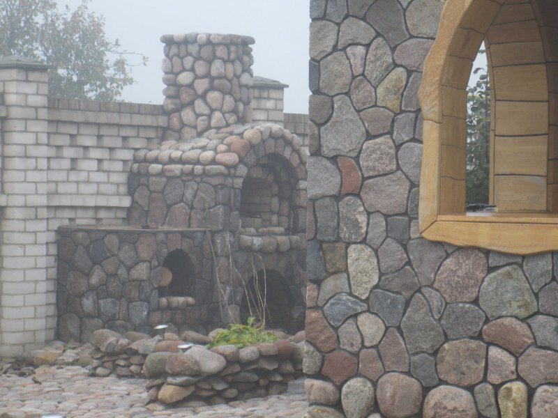Забор из булыжника из камина