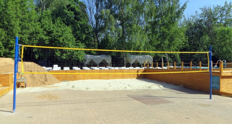 Волейбольные стойки во дворе