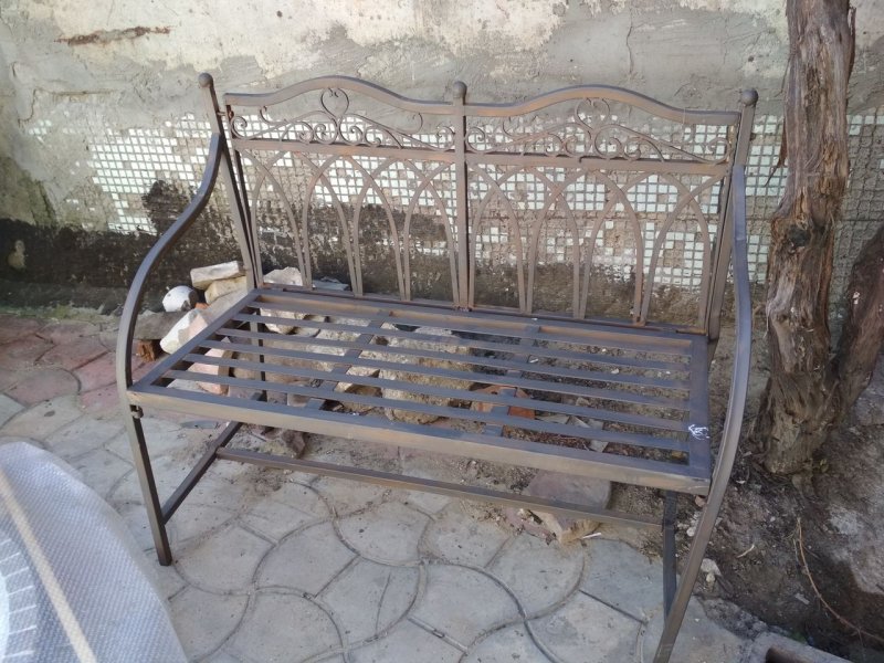 Скамейка из старой железной кровати