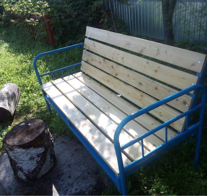 Скамейка из железной кровати