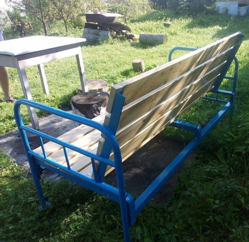 Скамейка из старой кровати