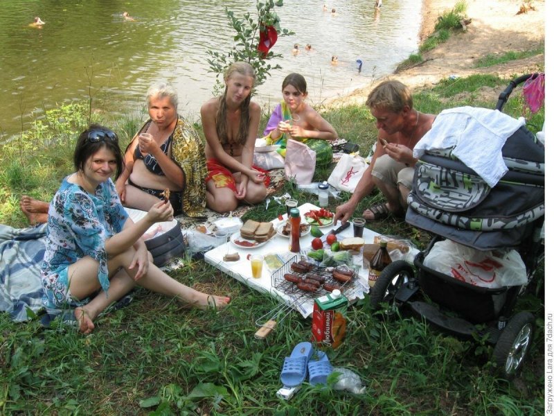 Женщины отдыхают на природе