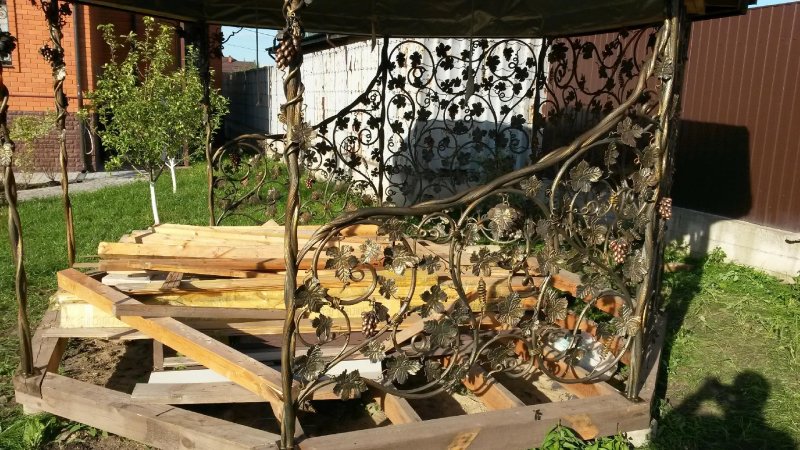 Кованые беседки с виноградной лозой