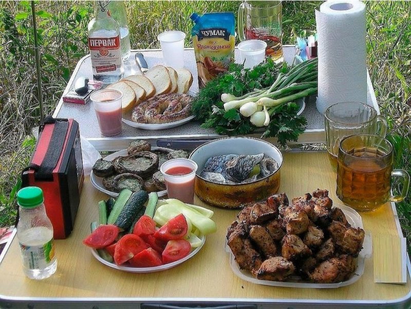 Стол на даче с шашлыками