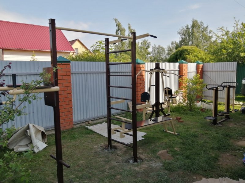 Дверь между двором и огородом из профиля с турником варианты замков
