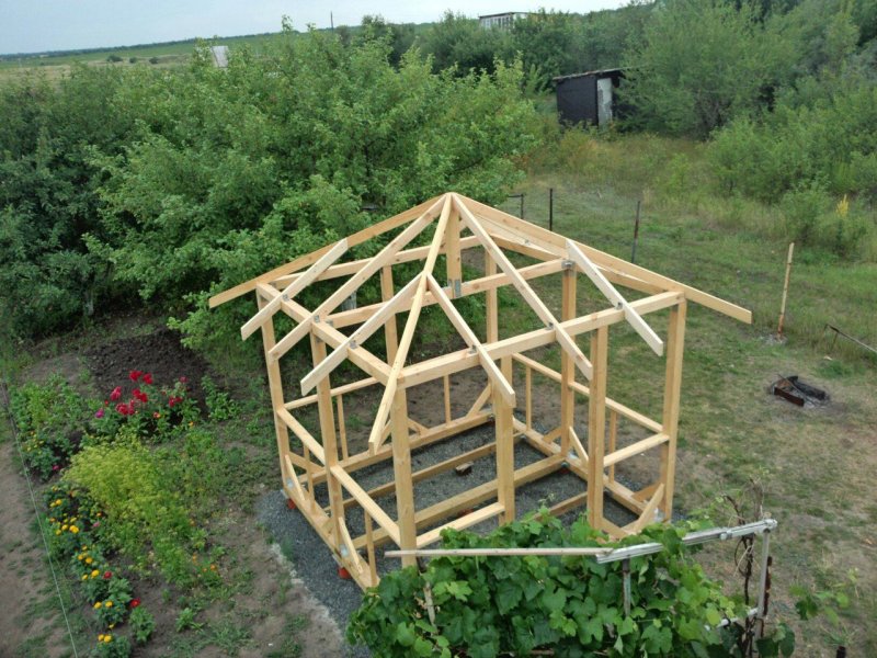 Беседка с четырех скатнои крышеи