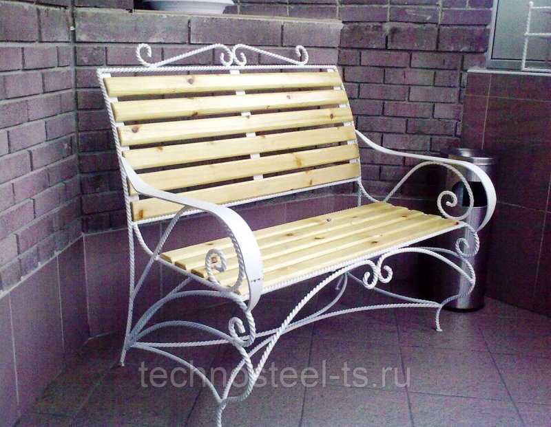 Белая кованная скамейка