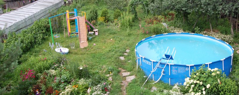 Детская площадка с бассейном на даче