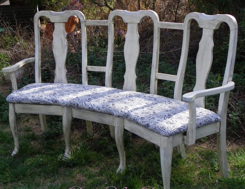 Скамейка из старых стульев