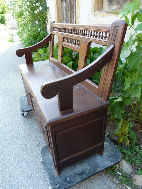 Скамейка из старого кресла
