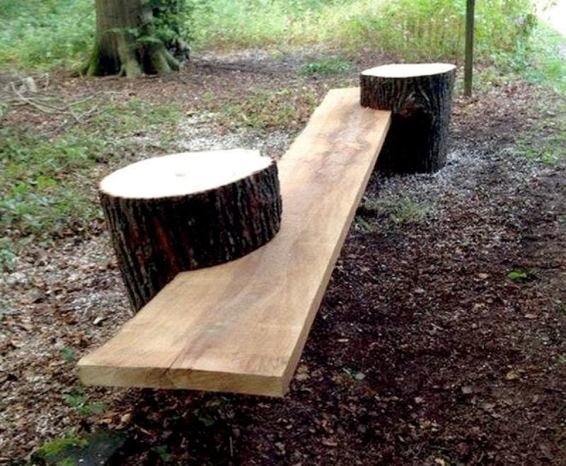 Скамейка из спиленного дерева