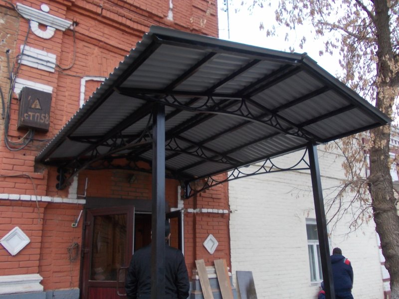 Козырек двухскатный над крыльцом