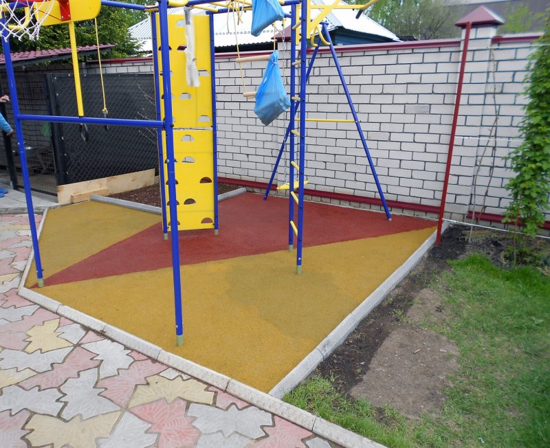 Турник и брусья во дворе