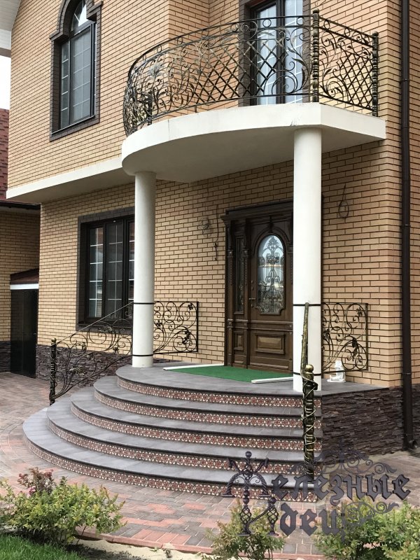 Дом с круглым крыльцом