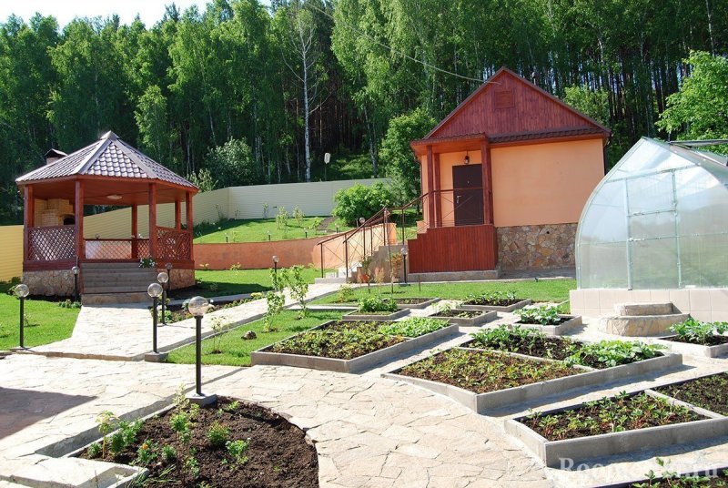 Приусадебный участок с баней и беседкой