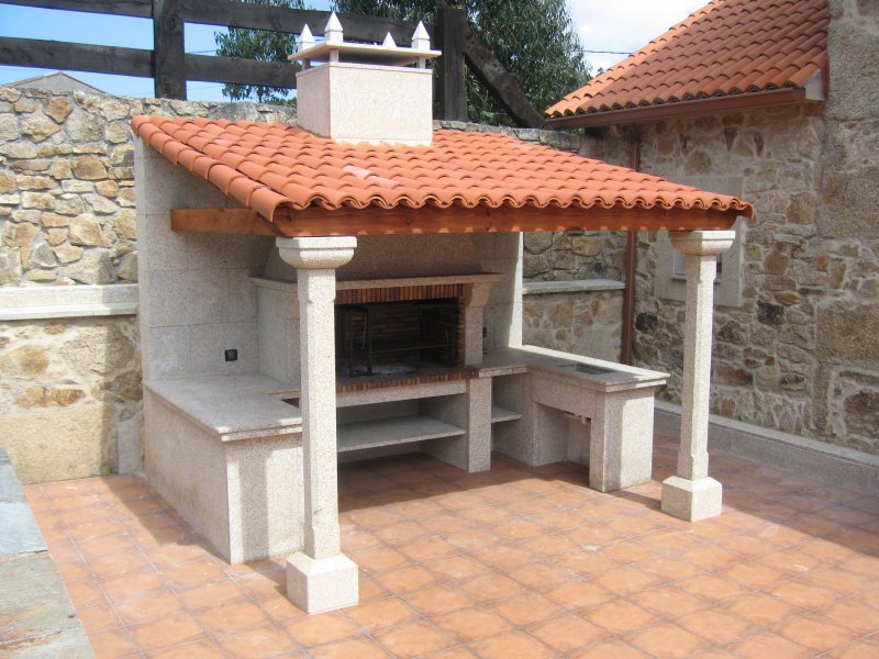Каменные мангалы для дачи с крышей