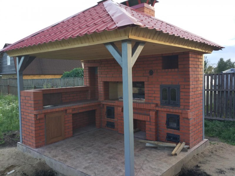 Кирпичный мангал в беседке