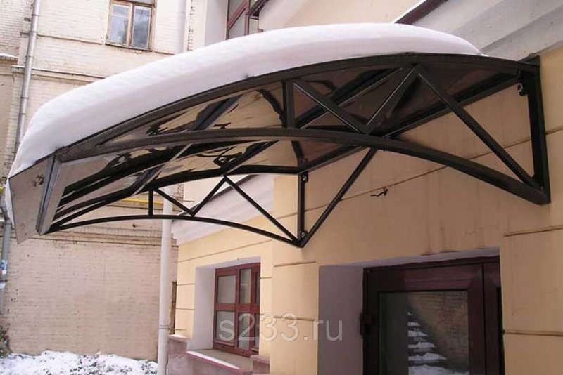 Металлический козырек над крыльцом