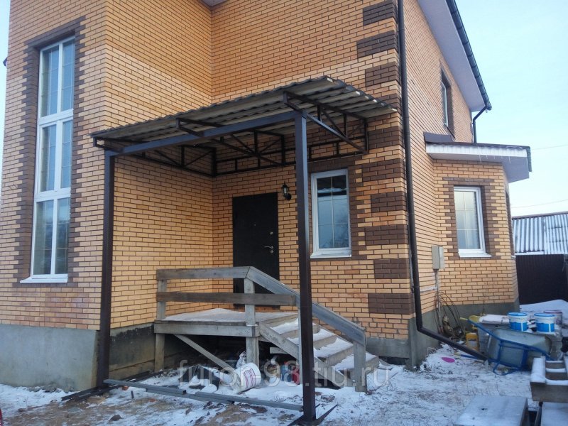 Угловая крыша над крыльцом