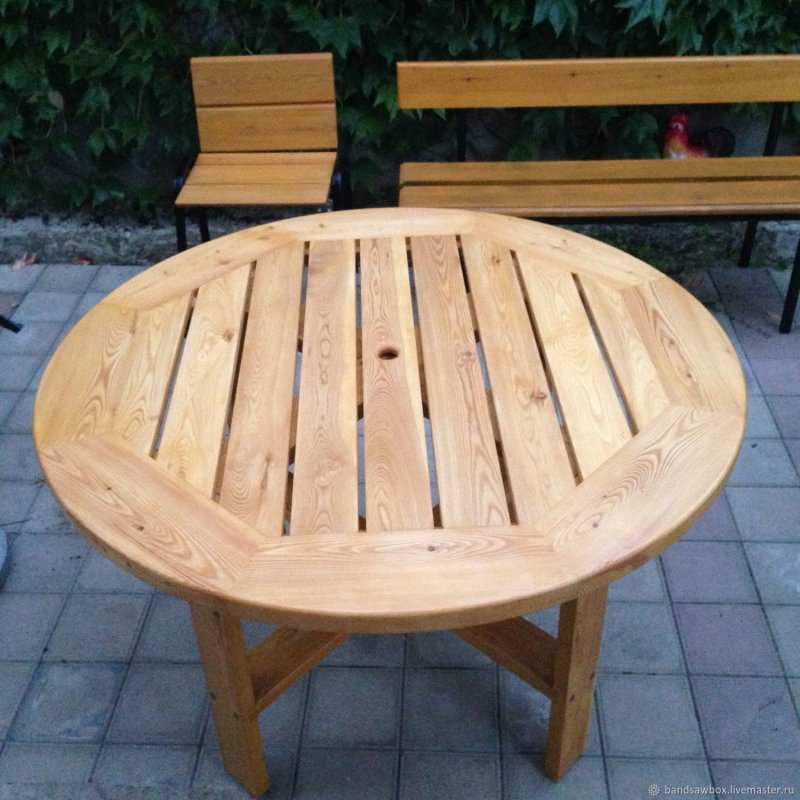 Круглый стол из лиственницы