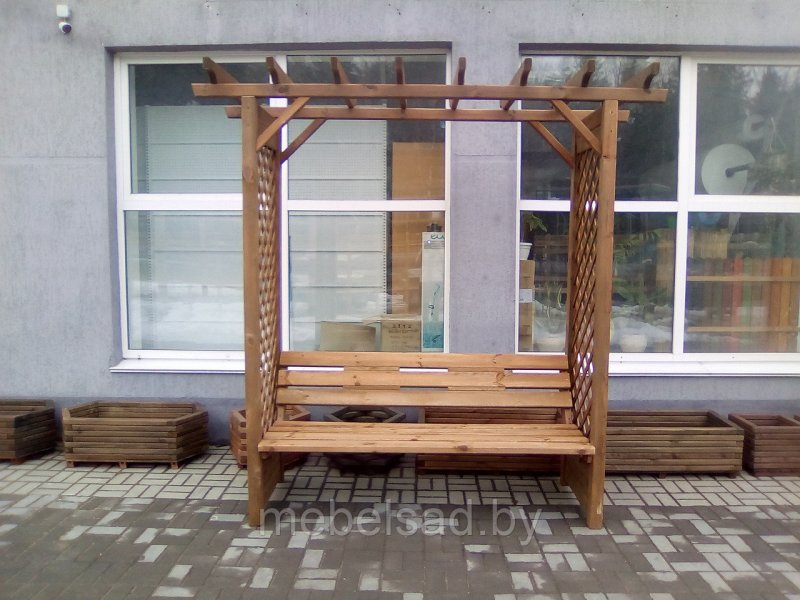 Пергола со скамьей
