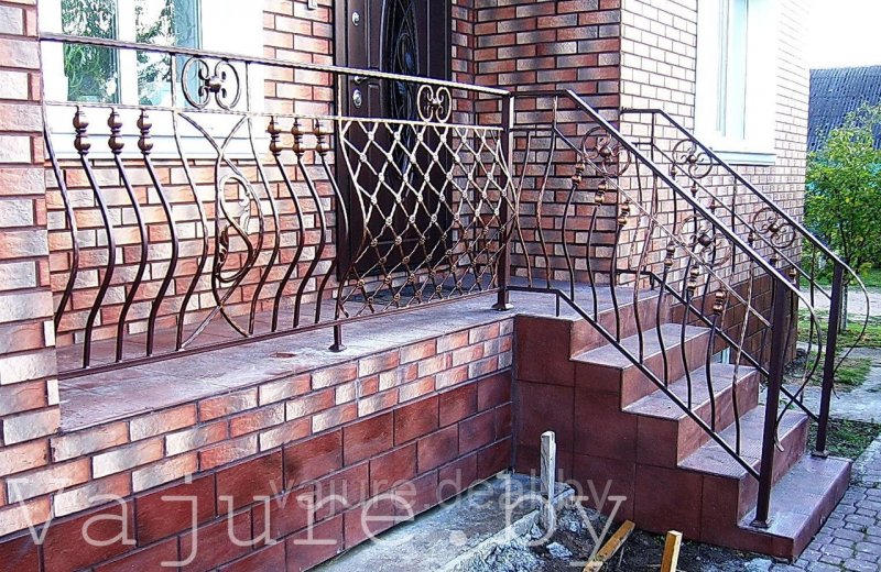 Крыльцо кирпичное с металлическими перилами