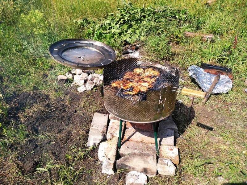 Простой мангал из бака